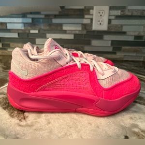 Women’s NIKE KD16 Aunt Pearl sneakers